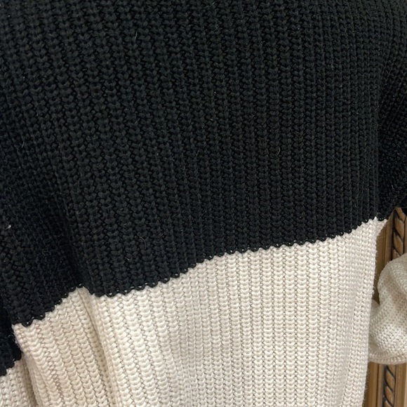 Pink Lily chevron style sweater - Picture 4 of 7